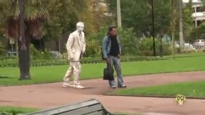Прикол памятник пугает людей