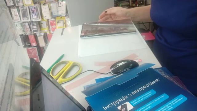 Поклейка универсальной пленки на планшет Леново 606 смотреть онлайн