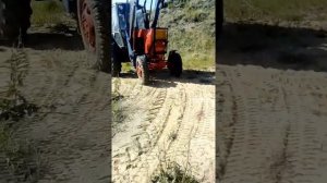 погрузка песка ЮМЗ 4/4 с пвм от т-40.