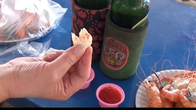 Как правильно есть крабов на пляже. смотреть онлайн