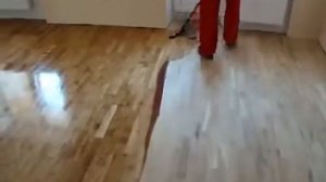 Нанесение масла на паркет