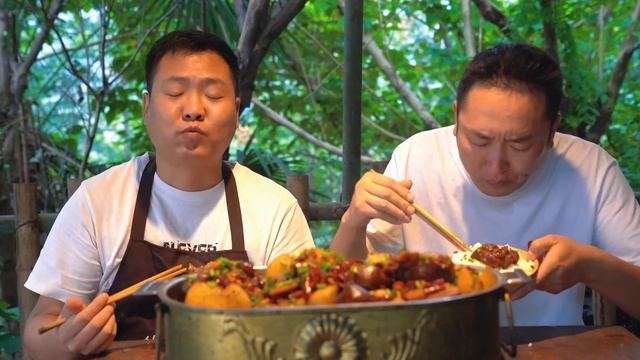 3斤牛腳，二弟做“牛腳燉蘿蔔”，軟糯Q彈一口下去滿滿膠原蛋白｜Mukbang【鐵鍋視頻】