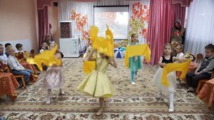 песня  и танец с шарфами