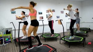 Jumping fitness. Джампінг. Джампинг. Скай джампинг. Фитнес на батуте