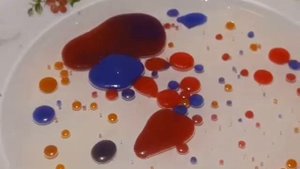 эксперимент с цветными пузырями.