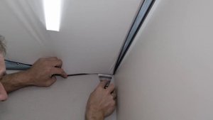 Установка натяжного потолка с профилем "Световые линии"