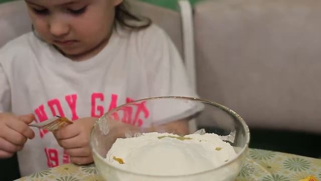 Вафли вкнские в мультипекаре.Юный блогер помогает маме. смотреть онлайн