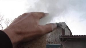 Дым из трубы вытекает.