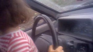 Девочка 3 года сама едет за рулем