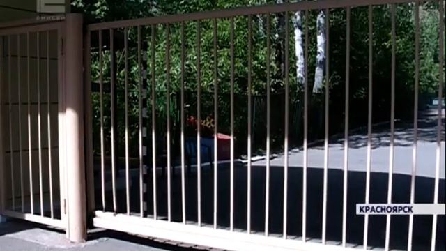 Подросток угнал машину воспитателя и врезался в ворота детского лагеря смотреть онлайн