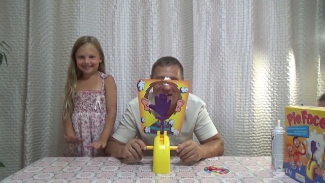 Игра с папой Челлендж Пирог в лицо смотреть онлайн
