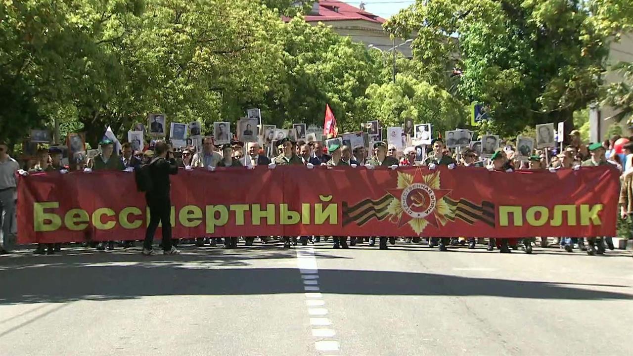В День Победы все часовые пояса России связало шествие "Бессмертного полка"