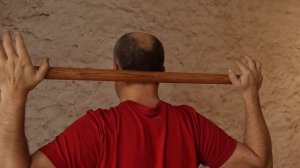Эти упражнения для шеи с палкой помогут убрать зажимы и спазмы в шее