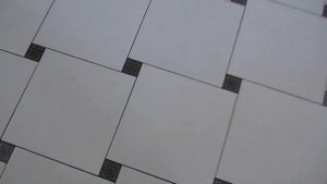 Кухня пол плитка по диагонали с декором,плитка 42 на 42см.