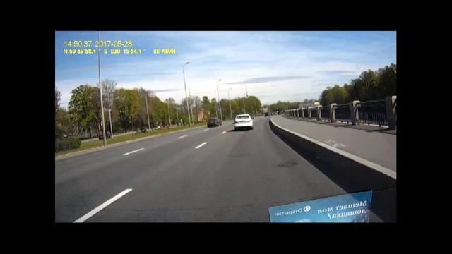 Девочка на самокате чуть под колёса не угодила смотреть онлайн