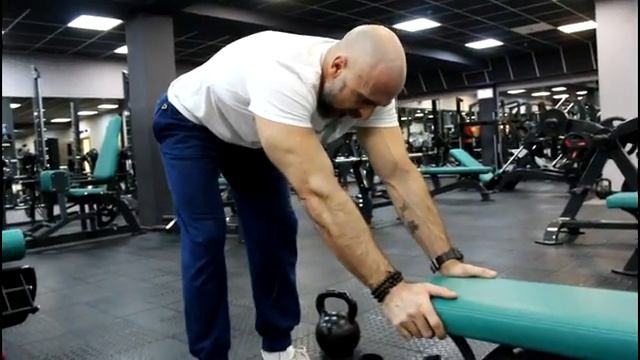 Как накачать гирей трицепс дома. Папа Смит показывает смотреть онлайн
