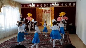 Танец девочек - казахский колорит