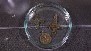 Как почистить домонгольский крестик из оловянистой бронзы.mp4