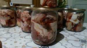 Тушенка в автоклаве.  Закладка мяса в банки.