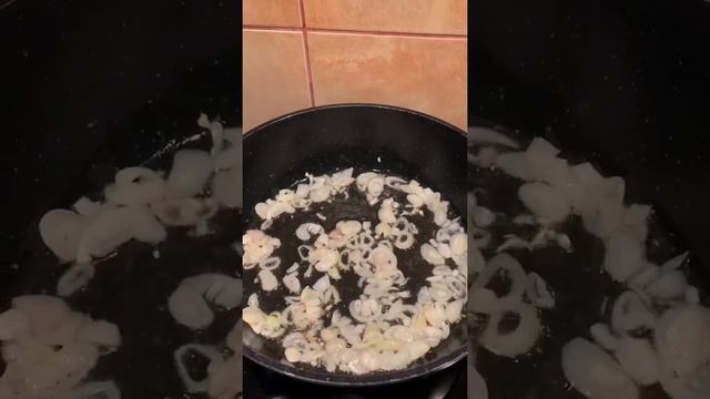 Тушёная капуста без мяса,но с добавлением квашеной капусты.