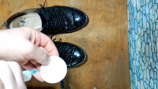 Как быстро убрать потёртости с лаковой обуви и вернуть блеск?