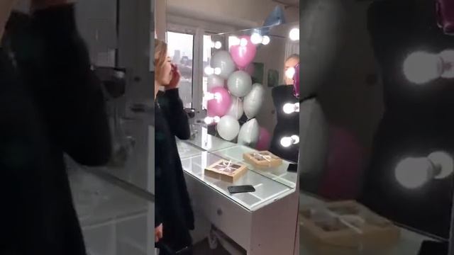 гримерный стол в подарок девушке смотреть онлайн