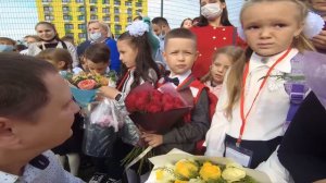 Первый раз в 1 класс.  Владюшка идет в школу.