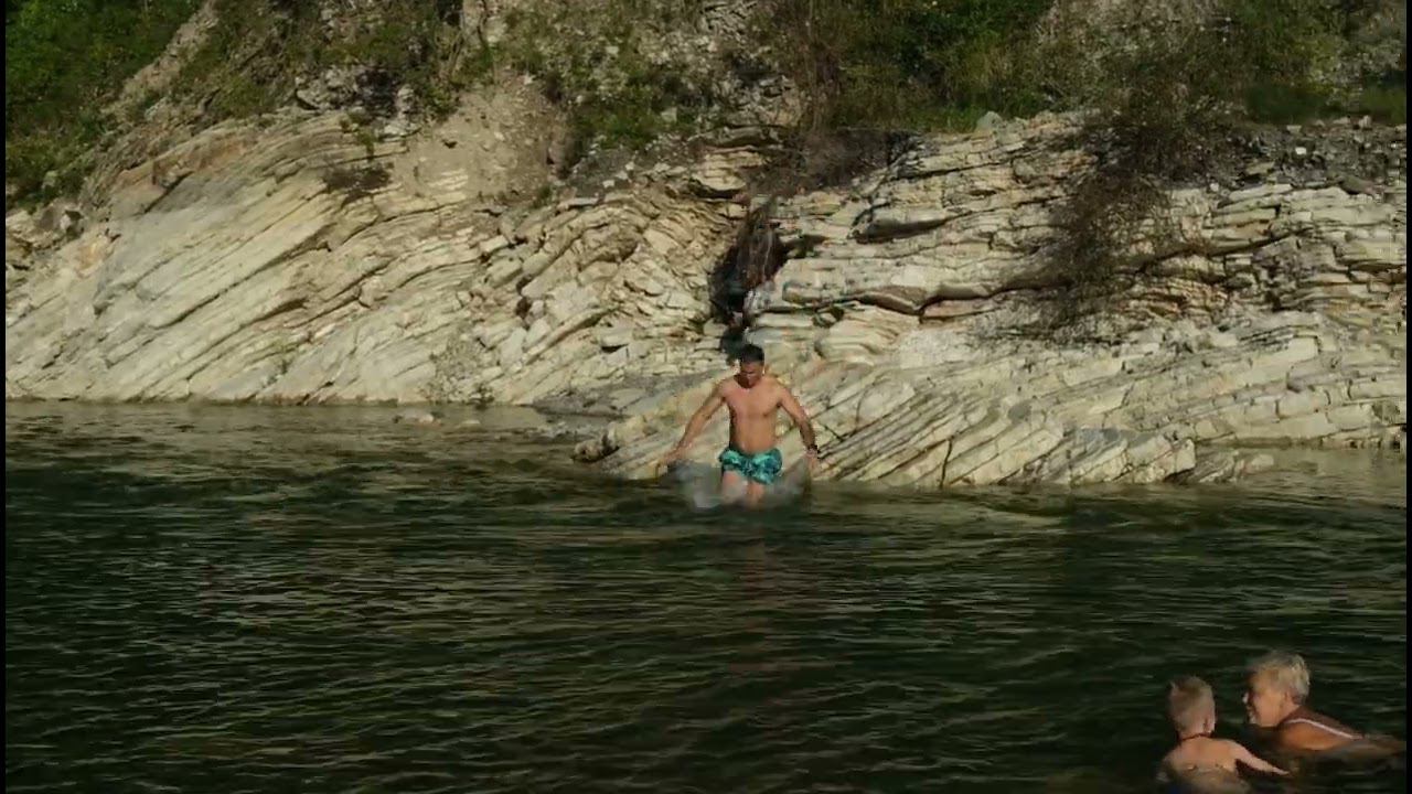 Река Псезупсе в Лазаревском. Подвесной мост и купание в чистой воде даже в шторм. смотреть онлайн