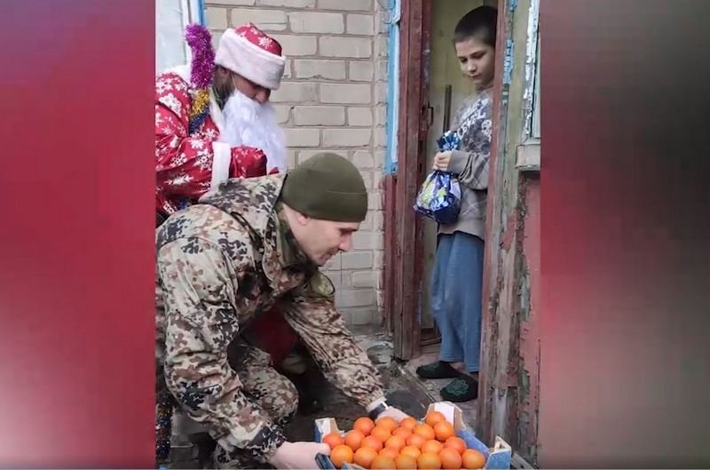 Полицейский Дед Мороз исполнил новогоднее желание ребенка из г. Рубежное