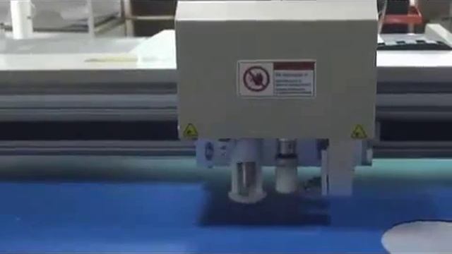 Планшетный режущий плоттер DCZ в процессе цифровой резки гофрированного пластика ПВХ, режущий плотт смотреть онлайн