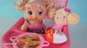 Куклы Пупсики Беби Элайв кушает кашу сюрприз Киндер Джой/Pretend play with Baby Alive Doll Зырики Т