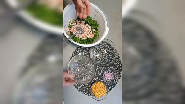Этот салат готовится 5 минут и исчезает моментально! Витаминный салатик с крабовыми палочками.