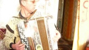 Играет на баяне Карусель..MOV