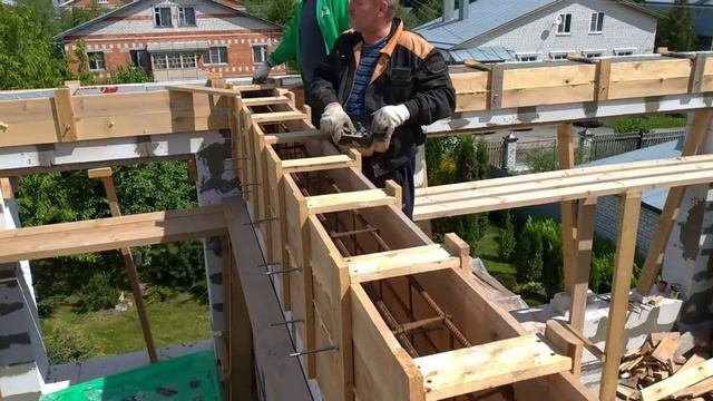 Заливка армопояса бетоном с вибрированием