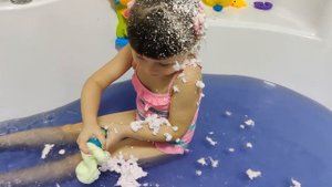 Игры в ванной с Маргошей....бурлящая лягушка... кристаллы с треском и желе....