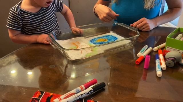 Art magically appears on a paper towel/Рисунки появляются на салфетке по волшебству смотреть онлайн