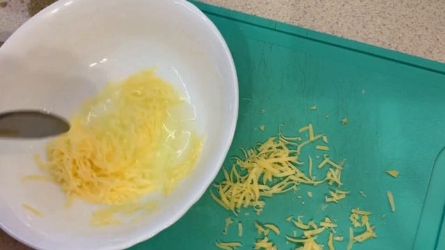 Горячие бутерброды на сковороде. Яичница в хлебе - вкусный завтрак.