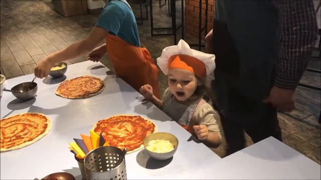 Мастер-класс для детей по приготовлению пиццы в кафе Пиццер смотреть онлайн