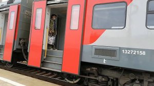 Электропоезд ЭП2Д-0088 прибывает и отправляется со станции Разъезд Иня