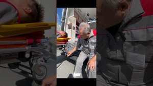 Демонстрация правильной техники использования носилок