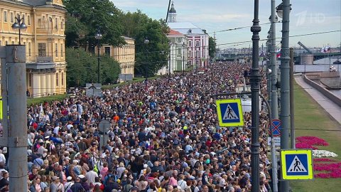 За шествием кораблей наблюдали тысячи петербуржцев и гостей города