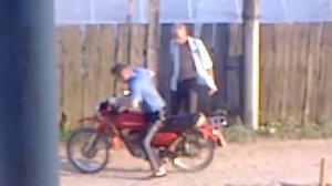 пьяные мужики и мотоцикл