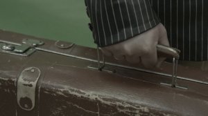 А ну ка убери свой чемоданчик ......МЫ из джаза !!!