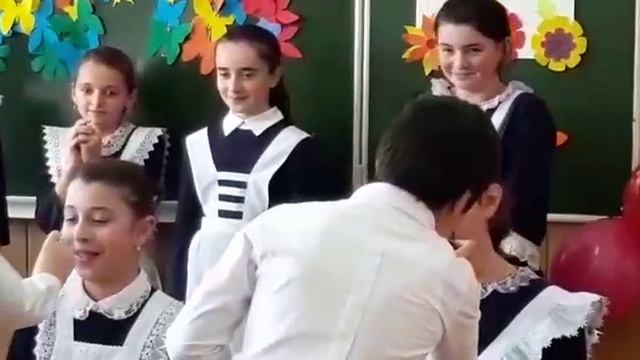 как мальчики делают макияж девочкам