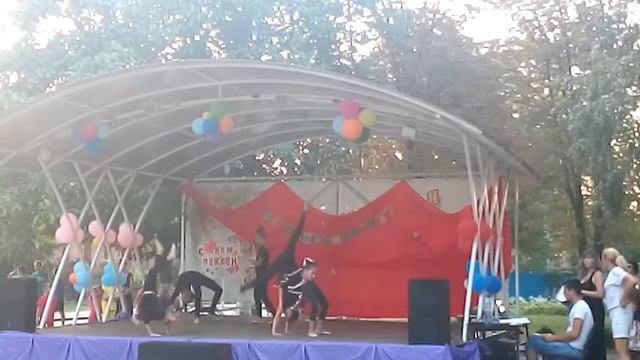 Акробатические номер ,, кошки" . Цирковой коллектив гротеск.