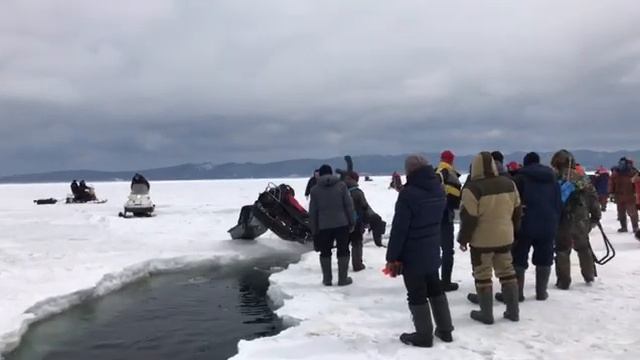 Снегоход провалился в трещину во льду. Корсаковский район 8 апреля смотреть онлайн