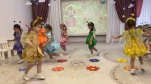 Дети танцуют Танец с цветочками?/Утренник 8 марта в детском саду/ средняя группа