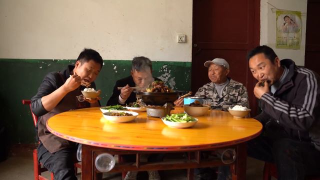 抓5斤大公雞，二弟做“土豆燉雞塊”，香辣入味，湯汁拌飯吃過癮！【鐵鍋視頻】