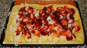Дрожжевой пирог с яблоками и брусникой
