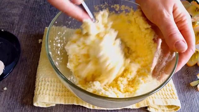 Перемешайте Яйца с Кокосовой стружкой!Кусочек буквально тает во рту!Будете удивлены!СОХРАНИТЕ РЕЦЕП